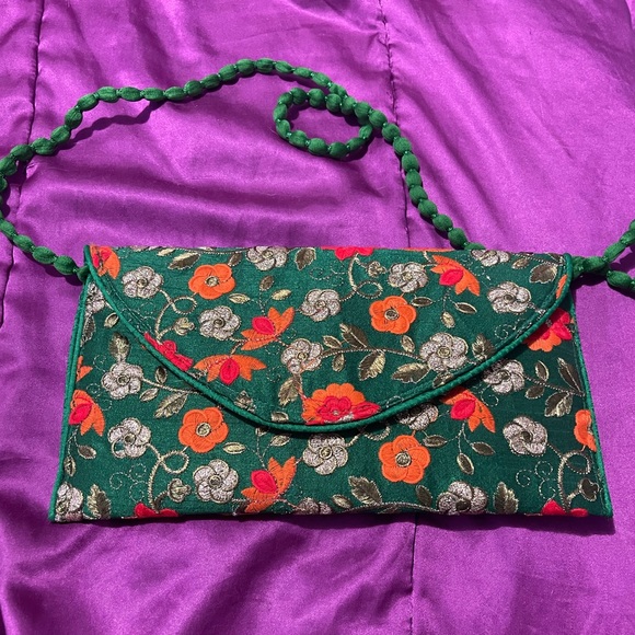 Silk and Sateen hand embroidered crossbody/clutch.NWT - Picture 3 of 8